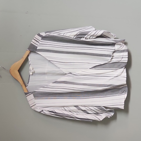 Umgee. Butterfly sleeve gray&white top. Size M. High Low Waist. Crossover fron - Picture 2 of 6